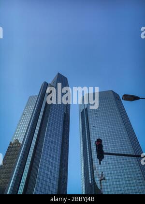 Francoforte sul meno, Germania - 21 ottobre 2018: Vista a basso angolo della sede centrale della Deutsche Bank (Twin Towers) con semaforo rosso e lanterna di fronte Foto Stock