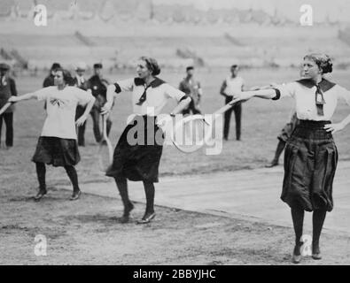 Giovani donne che dimostrano la loro tecnica di tennis, probabilmente durante il 6th Sokol slet (festa della ginnastica) che si tiene nel 1912 a Praga Foto Stock