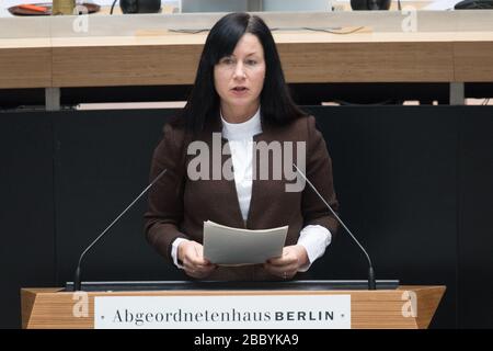 Berlino, Germania. 02nd Apr, 2020. Clara West (SPD) parla alla sessione plenaria della Camera dei rappresentanti. Credito: Jörg Carstensen/dpa/Alamy Live News Foto Stock