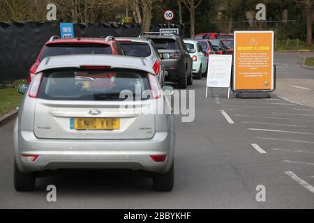 NOTA PER I REDATTORI: TARGA PIXELATED DA PA PICTURE DESK Cars in linea alle 09.39 in attesa di accedere al drive attraverso il sito di test di coronavirus nel parcheggio a Chessington World of Adventures, in Greater London, come il Regno Unito continua in blocco per contribuire a frenare la diffusione del coronavirus. Foto Stock