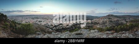 Ampia vista panoramica della città di Cuenca dalla piattaforma di osservazione Sacro cuore di Gesù - Cerro del Socorro. Foto Stock