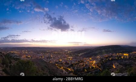 Ampia vista panoramica della città di Cuenca dalla piattaforma di osservazione Sacro cuore di Gesù - Cerro del Socorro. Tramonto sulla città. Foto Stock