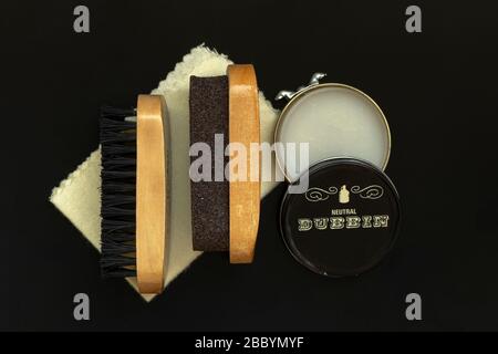 Set completo di accessori vintage per scarpe o shoe shine kit su sfondo nero vista dall'alto Foto Stock
