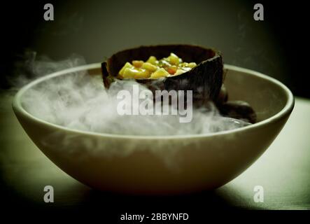 Torta di cocco in bella macchia di sfondo, fresco e dolce torta di cocco in piatto bianco Foto Stock
