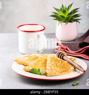 Deliziose crepes o pancake fatti in casa Foto Stock