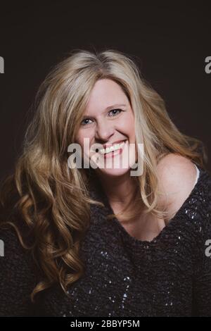 Ritratto di una bella donna di mezza età Foto Stock