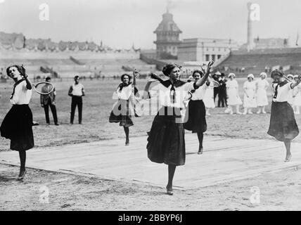 Giovani donne che dimostrano la loro tecnica di tennis, probabilmente durante il 6th Sokol slet (festa della ginnastica) che si tiene nel 1912 a Praga Foto Stock