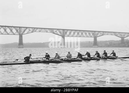 Il team dell'equipaggio della Cornell University sul fiume Hudson, Poughkeepsie Railroad Bridge sullo sfondo ca. 1912 Foto Stock