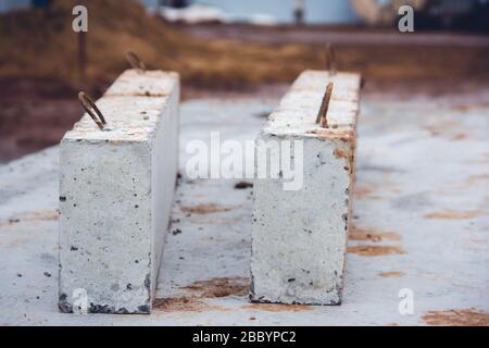 Nuovi blocchi di cemento in un cantiere. Materiale di costruzione Foto Stock