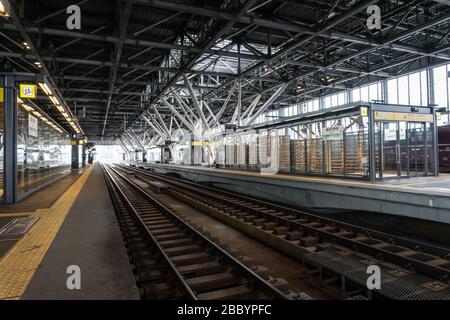 Vista dei binari del treno dalla piattaforma 4 nella stazione di Asahikawa, Hokkaido, Giappone Foto Stock