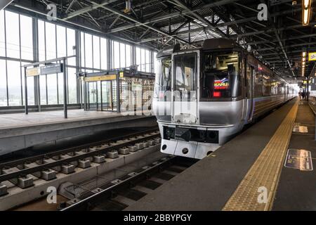 Vista di un treno JR in attesa al binario 4 della Stazione di Asahikawa, Hokkaido, Giappone Foto Stock