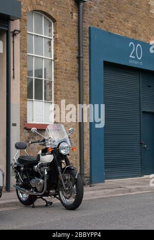 Triumph Bonneville T120 fuori dalla Cooperativa officina Grierson, Canham Road, East Acton, Londra, W3 Foto Stock