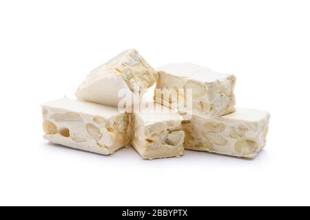 piccoli pezzi di torrone su sfondo bianco. Foto Stock