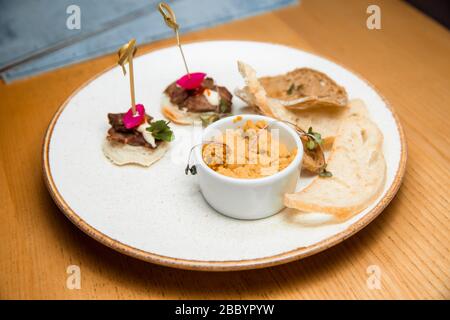 Pate fresco servito con fette di pane fresco. Foto Stock