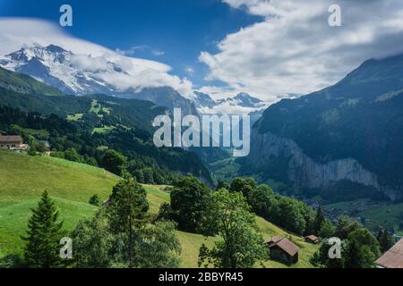 Vista estiva della Valle di Lauterbrunnen nell'Oberland Bernese, Svizzera. Guardando a sud-ovest da Wengen, vicino alla stazione di Wengwald. Foto Stock