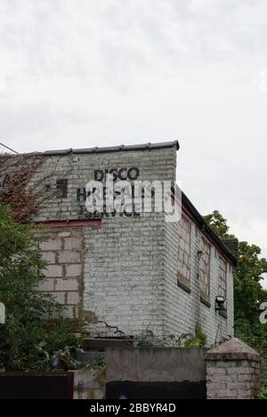 Disuso Vacant Building su Birkbeck Road, East Acton, Londra, W3 Foto Stock