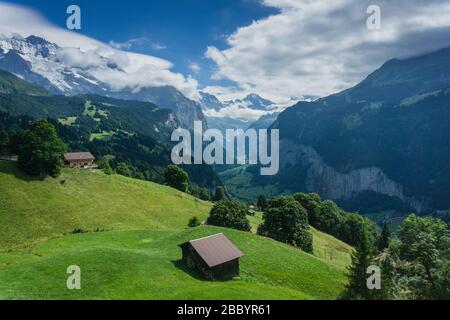 Vista estiva della Valle di Lauterbrunnen nell'Oberland Bernese, Svizzera. Guardando a sud-ovest da Wengen, vicino alla stazione di Wengwald. Foto Stock