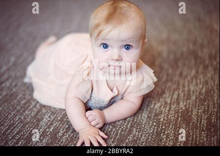 Ritratto di un neonato dolce che indossa un abito rosa in studio Foto Stock