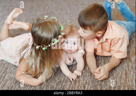 Little Children insieme Hangout e sorridere in studio sul pavimento Foto Stock