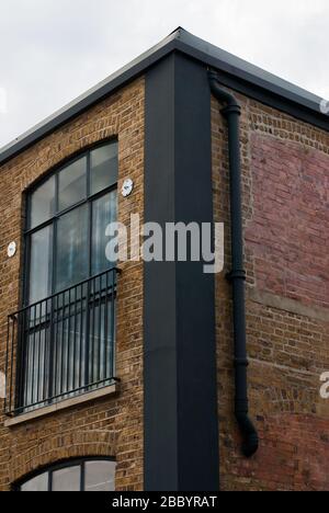 Dettaglio degli edifici su Canham Road/Stanley Gardens, East Acton, Londra, W3 Foto Stock