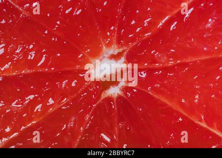 Pompelmo a cutted sfondo. Superficie succosa rossa. Primo piano. Foto Stock