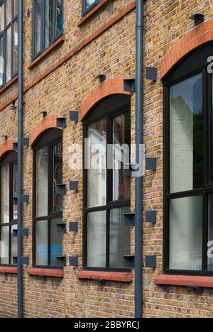 Dettaglio degli edifici su Canham Road/Stanley Gardens, East Acton, Londra, W3 Foto Stock