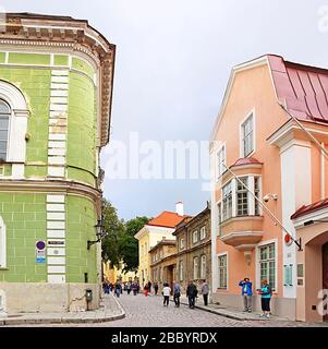 TALLINN, Estonia - 30 agosto 2018: Edifici sulla piazza Kiriku Foto Stock