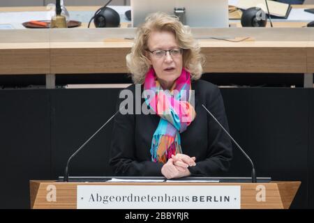 Berlino, Germania. 02nd Apr, 2020. Sybille Meister (FDP) parla alla sessione plenaria della Camera dei deputati. Credito: Jörg Carstensen/dpa/Alamy Live News Foto Stock