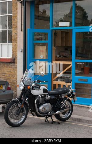 Triumph Bonneville T120 fuori dalla Cooperativa officina Grierson, Canham Road, East Acton, Londra, W3 Foto Stock