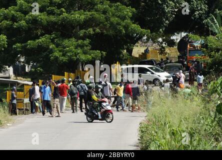 Makassar, Sulawesi meridionale, Indonesia. 2nd Apr, 2020. Decine di residenti al confine di Makassar e Gowa, nella provincia di Sulawesi meridionale, Indonesia, blocca il convoglio di pazienti sotto sorveglianza (PDP) a causa di Covid-19, installando blocchi di legno nel mezzo della strada. Questi residenti proibiscono ai corpi dei pazienti di Covid-19 di essere seppelliti nella sua zona. Ad oggi, il governo indonesiano ha aggiornato i dati sui pazienti infetti da Covid-19 a 1,790, con 170 decessi. Credito: Herwin Bahar/ZUMA Wire/Alamy Live News Foto Stock