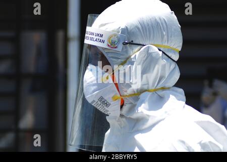 Makassar, Sulawesi meridionale, Indonesia. 2nd Apr, 2020. Gli operatori sanitari indossano maschere protettive standard PER la manipolazione delle vittime uccise da Covid-19 a Makassar City, nella provincia del Sulawesi meridionale, in Indonesia. Fino ad ora, il governo indonesiano ha aggiornato i dati sui pazienti infetti da Covid-19 a 1.790, con 170 decessi. Credito: Herwin Bahar/ZUMA Wire/Alamy Live News Foto Stock