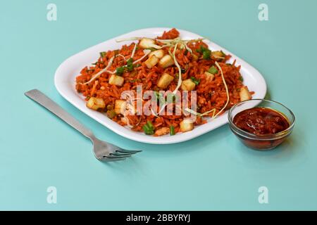 Riso fritto con salsa schezwan, riso fritto cinese con paneer, guarnito con cipolla primaverile e cavolo Foto Stock