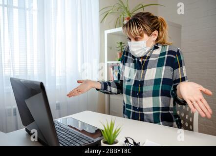 Cute donna in maschera medica lavoro ufficio da lavoro a distanza da casa Foto Stock