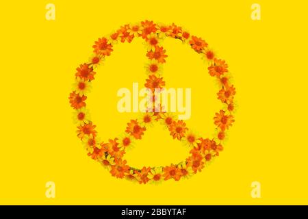 Fiore potere segno di pace fatto di fiori su uno sfondo giallo Foto Stock