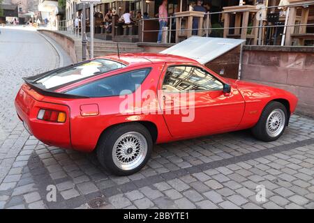 NORIMBERGA, GERMANIA - 7 MAGGIO 2018: Porsche 928 S oldtimer sport auto parcheggiata in Germania. In Germania sono state registrate 45,8 milioni di vetture (a partire dal 2017) Foto Stock