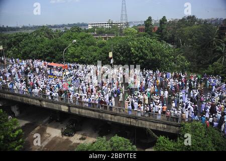 Migliaia di persone si sono schierate per unirsi ad un raduno di Hefajat-e Islam al ponte di amicizia Bangladesh-Cina vicino a Postagola, Dhaka, Bangladesh come hanno chiamato a