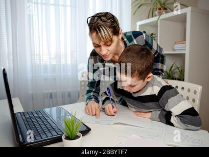 Apprendimento a casa, apprendimento online, concetto di quarantena. Famiglia a casa Foto Stock