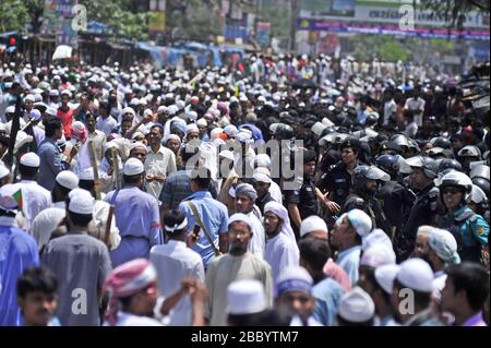 Migliaia di persone si sono schierate per unirsi ad un raduno di Hefajat-e Islam al ponte di amicizia Bangladesh-Cina vicino a Postagola, Dhaka, Bangladesh come hanno chiamato a