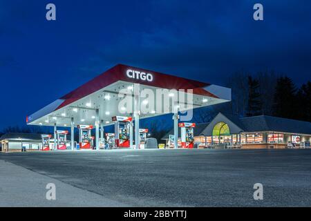 New Hartford, New York - 1 aprile 2020: Citgo gas Station Exterior, Citgo Petroleum Corporation è un raffinatore statunitense, trasportatore e distributore di Trans Foto Stock