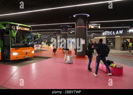 WROCLAW, POLONIA - 11 MAGGIO 2018: Persone a bordo della linea di autobus Flixbus a Wroclaw, Polonia. Flixbus è una grande compagnia internazionale di autobus passeggeri con 1000 des Foto Stock