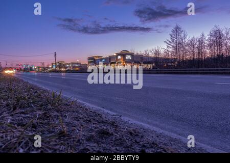 New Hartford, New York - 1 aprile 2020: Twilight View serale di Commercial Drive a New Hartford, New York e la New Hartford Consumer Square al Foto Stock