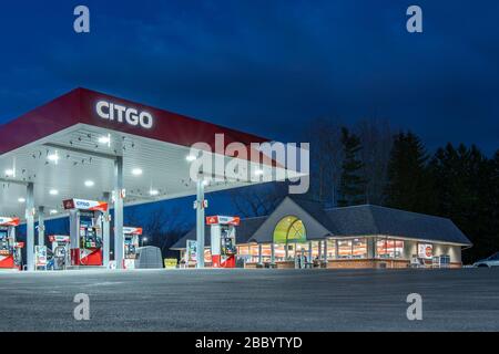 New Hartford, New York - 1 aprile 2020: Citgo gas Station Exterior, Citgo Petroleum Corporation è un raffinatore statunitense, trasportatore e distributore di Trans Foto Stock