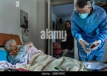 Milano, Italia. 2nd Apr 2020. USCA Special Home Guard Medical Units ATS and General Practiters to help patients at home infected with COVID19 Coronavirus while assistent a 88-year-old lady (Carlo Cozzoli/Fotogramma, Milano - 2020-04-02) p.s. la foto e' utilizabile nel rispetto del contesto in cui e' stata, E senza intesto diffusamatorio del decoro delle persone rappresentate Credit: Agenzia indipendente per la fotografia Srl/Alamy Live News Foto Stock