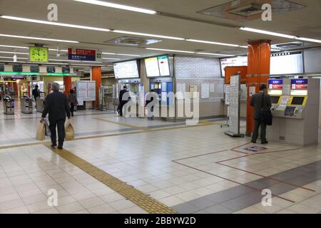 OSAKA, GIAPPONE - 26 APRILE 2012: I passeggeri acquistano i biglietti alla stazione ferroviaria di Osaka Namba a Osaka, Giappone. Osaka Namba esiste dal 1970 ed è stato usato da aver Foto Stock