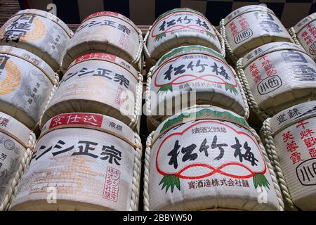 Kyoto, GIAPPONE - 19 APRILE 2012: Botti di vino giapponese di riso (nihonshu) a Kyoto, Giappone. Le decorazioni del barile di sake di Kazaridaru sono tipiche per il santuario di shinto Foto Stock