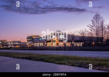 New Hartford, New York - 1 aprile 2020: Twilight View serale di Commercial Drive a New Hartford, New York e la New Hartford Consumer Square al Foto Stock