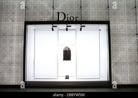 Nagoya, GIAPPONE - 27 APRILE 2012: Negozio Dior a Nagoya, Giappone. La società di moda è stata fondata nel 1946. Il risultato operativo era pari a 4,2 miliardi di euro in 20 Foto Stock