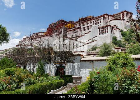 Vista sul Palazzo Potala 'verde': Con molti cespugli e alberi. Ex residenza del Dalai lama. Patrimonio dell'umanità dell'UNESCO dal 1994. Foto Stock