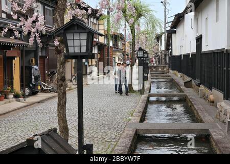 FURUKAWA-HIDA, Giappone - 30 Aprile 2012: la gente visita Furukawa-Hida in Giappone. Furukawa è una città storica nella Prefettura di Gifu risalente al 1586 ed è Foto Stock