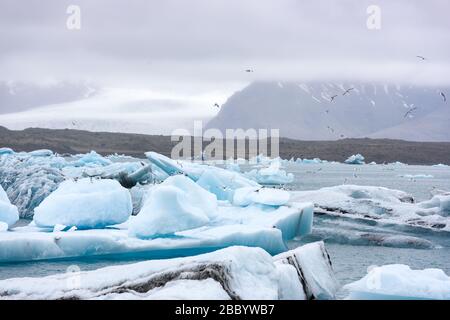 Pittoresco paesaggio con iceberg galleggianti nella laguna glaciale di Jokulsarlon, Islanda Foto Stock